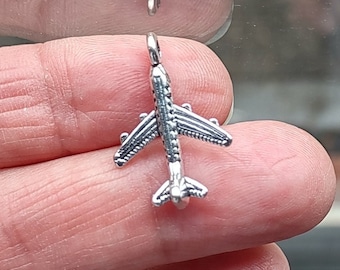 8 airplane charms in silver tone - C4189