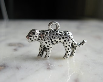 6 leopard charms in silver tone - C2964