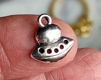 10 UFO Spaceship Charms in silver tone - C2604
