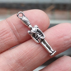 10 Nutcracker / Buckingham palace guards Charms in Silver Tone - C3881