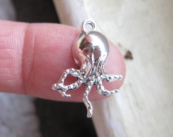 10 Octopus Charms in Silver tone - C3565