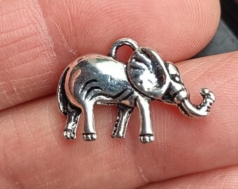 8 Elephant Animal Charms Pendants in Silver Tone - C3778