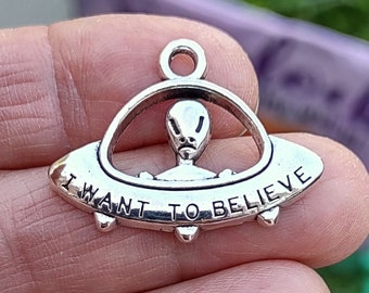 5 Alien UFO Charms in silver tone - C2051