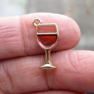 5 Red Wine charms in gold tone - C3528