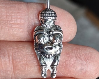 4 Willendorf Fertility Goddess Charms in Silver Tone - C1599