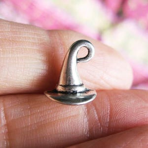 10 Witch Hat Charms in Silver Tone - C1883