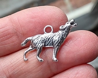 8 Wolf Charms Pendants in Silver Tone - C006