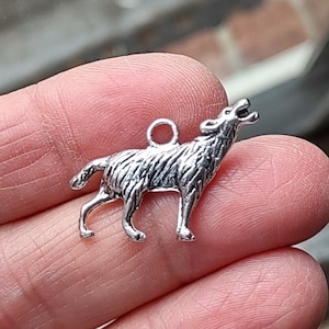 8 Wolf Charms Pendants in Silver Tone - C006
