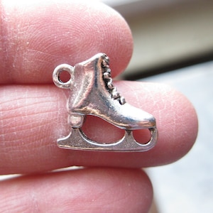 6 Ice Skate Charms in Silver Tone - C2941