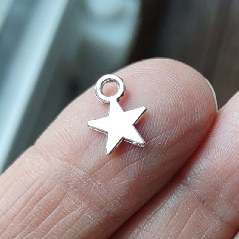 20 Star Charms in Silver Tone C2201 image 1