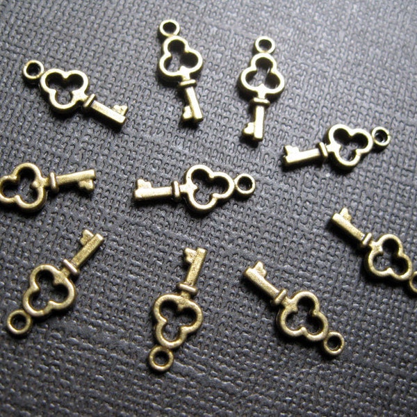 10 Small Key Charms in bronze tone - C624