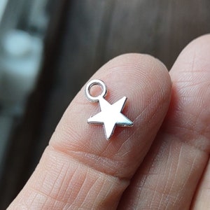 20 Star Charms in Silver Tone C2201 image 3
