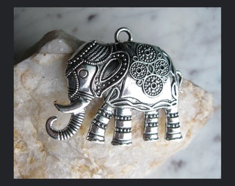 1 Large Elephant Pendant in Silver Tone - C2882