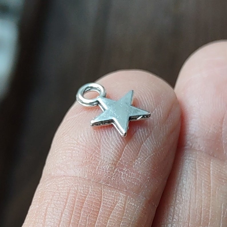 20 Star Charms in Silver Tone C2201 image 2