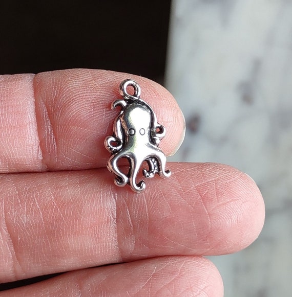 15 Octopus Charms in Silver tone - C2080