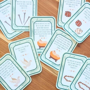 Puede incluir: Una colección de tarjetas con bordes color turquesa con texto e ilustraciones religiosas. Las tarjetas presentan imágenes de palomas, dados, un bebé en un pesebre y una corona de espinas. El texto incluye versículos bíblicos.