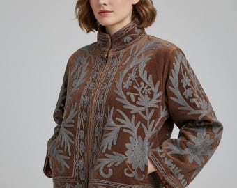 Chaqueta de terciopelo Suzani hecha a mano, abrigo bohemio floral bordado en color marrón con gris.