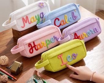 Personalisiertes Federmäppchen aus Cord mit individuellem Namen | Federmäppchen für Mädchen, Jungen und Kinder | Geschenk zum Schulanfang | Monogrammiertes Federmäppchen für Kinder