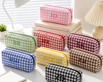 Personalisiertes Federmäppchen mit Vichy-Karo, individuell besticktes Stifteetui mit Initialen, karierte Kosmetiktasche, Geschenk für Lehrer, Geschenk zum Schulanfang