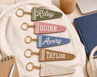 Personalisierter Wimpel-Schlüsselanhänger, Namens-Schlüsselanhänger aus Cord, bestickter Namensanhänger für Taschen, Rucksackanhänger, Geschenk für sie, Geschenk für Teenager