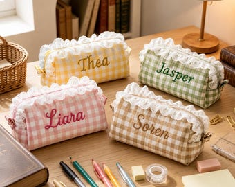 Personalisiertes Federmäppchen, kariertes Etui mit individuellem Namen, Etui mit Monogramm und Spitzenbesatz, Geschenk zum Schulanfang, Federmäppchen mit Kindernamen