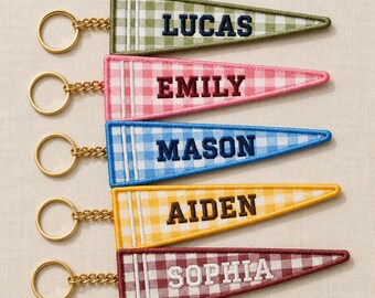Personalisierter Schlüsselanhänger mit Vichy-Karo-Wimpel, personalisierter Namens-Schlüsselanhänger mit Karomuster, bestickter Namensanhänger für Taschen, Rucksackanhänger, Geschenk für Kinder