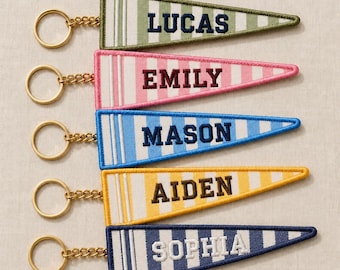 Personalisierter Schlüsselanhänger mit gestreiftem Wimpel, Schlüsselanhänger mit nautischem Motiv und individuellem Namen, bestickter Namensanhänger für Taschen, Rucksackanhänger, Geschenkidee im Preppy-Stil