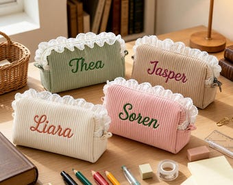 Personalisiertes Federmäppchen, Cordtasche mit individuellem Namen, Federmäppchen mit Monogramm und Spitzenbesatz, Federmäppchen aus Rippstrick – das perfekte Geschenk zum Schulanfang, Federmäppchen mit Kindernamen