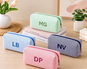 Personalisiertes Federmäppchen aus Seersucker, besticktes Namens-Federmäppchen, Schulbedarf mit Monogramm, Geschenk zum Schulanfang für Kinder und Lehrer