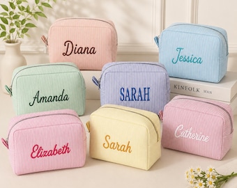 Bestickte Seersucker-Kulturtasche, personalisierte Make-up-Tasche für Brautjungfern, personalisierte Reise-Kosmetiktasche, Geschenktasche für Junggesellinnenabschiede