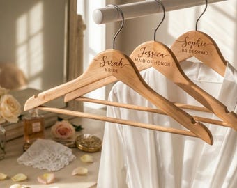 Personalisierter Kleiderbügel mit Namensgravur | Kleiderbügel für Brautjungfern aus Holz | Geschenk für die Brautgesellschaft | Kleiderbügel für das Brautkleid | Hochzeitsgeschenk