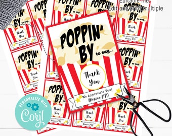Puede incluir: Doce etiquetas de agradecimiento imprimibles de 2,5 x 3 pulgadas con una caja de palomitas de maíz a rayas rojas y blancas con el texto "Poppin' By to say... Thank You" y "We Appreciate You! Monroe PTO".