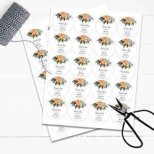 Puede incluir: Una hoja de papel blanco con 24 pegatinas redondas con tem&aacute;tica de flores de azahar y c&iacute;tricos. Cada pegatina dice "Gracias" con un dise&ntilde;o floral y el texto "Por celebrar con nosotros".