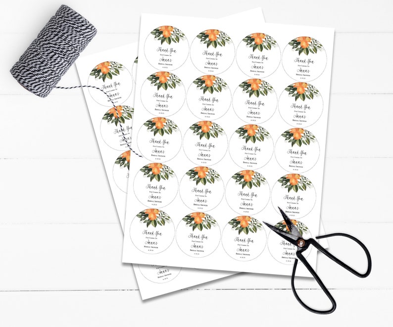 Puede incluir: Una hoja de papel blanco con 24 pegatinas redondas con tem&aacute;tica de flores de azahar y c&iacute;tricos. Cada pegatina dice "Gracias" con un dise&ntilde;o floral y el texto "Por celebrar con nosotros".