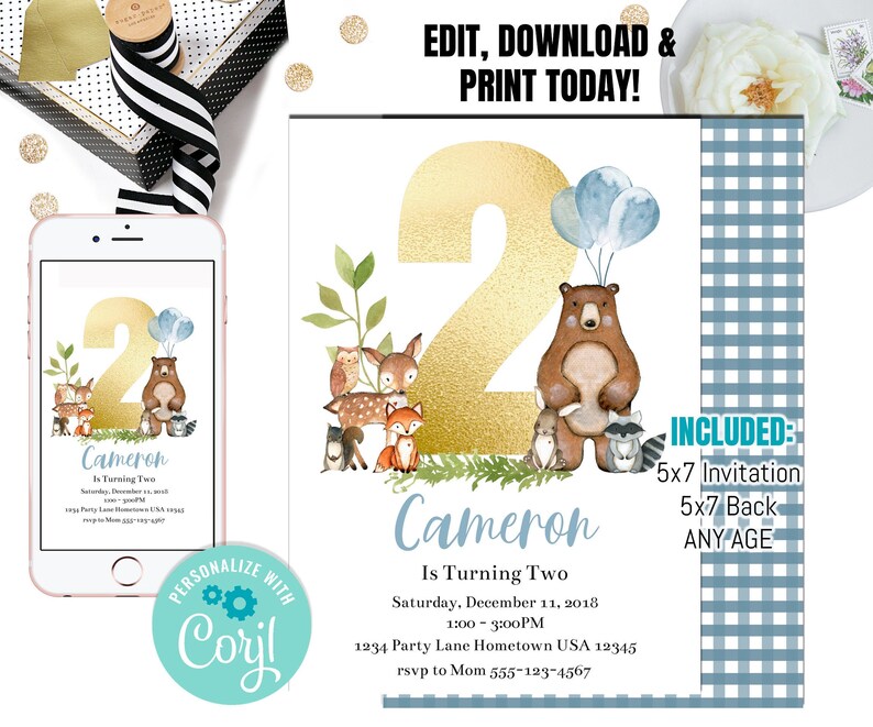 Pu&ograve; includere: Un invito digitale per una festa di secondo compleanno. Il design presenta un grande numero 2 dorato, animali del bosco e il testo "Cameron Is Turning Two". L'invito include dettagli e l'opzione per personalizzare con Corjl.