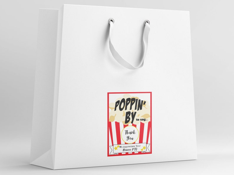 Może przedstawiać: Biała papierowa torba prezentowa z wzorem czerwono-białej, pasiastych pudełek na popcorn. Tekst na torbie brzmi "Poppin' By to say... Thank You. We Appreciate You!  [Name] PTO".