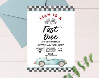 Może przedstawiać: Zaproszenie na pierwsze urodziny w stylu wyścigowym, z tłem w biało-niebieskie szachownice. Zaproszenie zawiera napis "Liam is a Fast One" i zawiera informacje o imprezie, w tym datę, godzinę i miejsce.