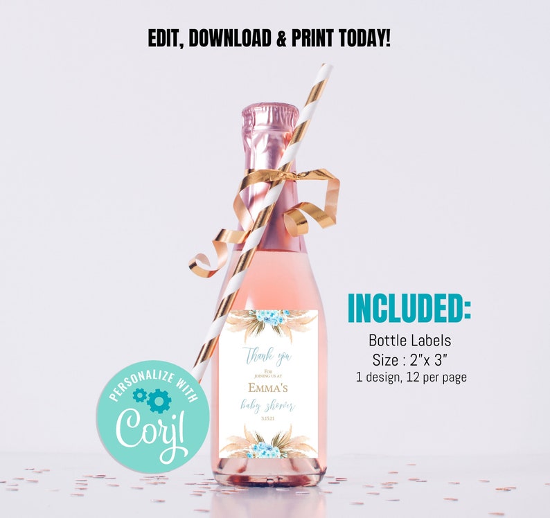 Op de afbeelding: Een afdrukbaar etiket voor een babyborrelfles met een gouden en blauw bloemenontwerp. Het etiket zegt "Bedankt voor het vieren van Emma's babyborrel". Het etiket is 5 cm bij 7,5 cm en bevat 12 etiketten per pagina.