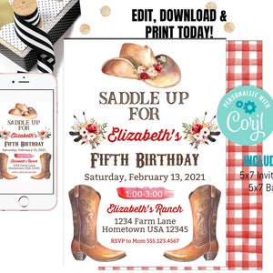 Puede incluir: Una invitación imprimible de 12,7 x 17,8 cm para una fiesta de cumpleaños de quinto cumpleaños para una niña con temática western. La invitación presenta un sombrero de vaquero, botas y acentos florales. El texto dice "Saddle Up for Elizabeth's Fifth Birthday" e incluye la fecha, la hora y la ubicación de la fiesta. La invitación también incluye el texto "Personalizar con Coryl" y "Incluido: Invitación 12,7 x 17,8 cm Reverso 12,7 x 17,8 cm".