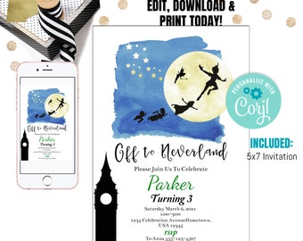 Può includere: Un invito a tema Peter Pan con uno sfondo ad acquerello di un cielo notturno blu, una luna piena e sagome di Peter Pan e dei bambini Darling. Il testo recita "Off to Neverland" e include i dettagli della festa.