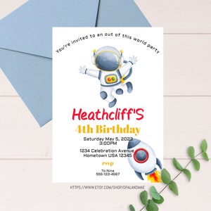 Op de afbeelding: Een witte uitnodiging met een cartoon-astronaut in een blauw ruimtepak dat in de lucht zweeft. De tekst luidt "You're invited to an out of this world party" en "Heathcliff's 4th Birthday". De uitnodiging bevat de datum, tijd, adres en RSVP-informatie.