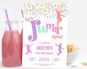 Puede incluir: Una invitación colorida con confeti y el texto "Let's Jump & Play" para celebrar el octavo cumpleaños de Caitlyn. La invitación incluye la fecha, la hora y la ubicación de la fiesta.