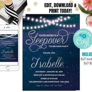 Op de afbeelding: Een blauwe en paarse uitnodiging met witte sterren en lichtslingers voor een 7e verjaardags-pyjamafeest. De uitnodiging luidt "Je bent uitgenodigd voor een pyjamafeest voor de 7e verjaardag. Doe mee met Isabelle. Zaterdag 26 januari 2019. Aankomst 18:00 uur Ophalen 23:00 uur. Het huis van Isabelle. 1234 Birthday Lane Hometown, USA 12345. RSVP naar Mama 555-123-4567".