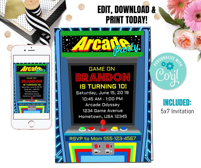 Może przedstawiać: Zaproszenie na imprezę w stylu gier arcade w kolorze niebieskim i zielonym z tekstem "Arcade Party" i "Game On Brandon is Turning 10!" Zaproszenie zawiera datę, godzinę i miejsce imprezy. Zaproszenie jest spersonalizowane z imieniem "Coryl".