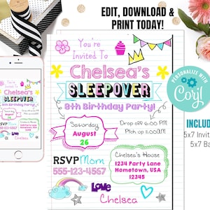 Könnte beinhalten: Eine druckbare Einladung im Format 12,7 x 17,8 cm für eine Übernachtungsparty. Die Einladung ist mit bunten Zeichnungen einer Krone, eines Cupcakes, eines Regenbogens und Sternen verziert. Der Text auf der Einladung lautet "You're Invited To Chelsea's Sleepover 8th Birthday Party!" und enthält Details zur Party, wie Datum, Uhrzeit und Ort. Die Einladung enthält auch eine personalisierte Nachricht mit dem Text "Love Chelsea".