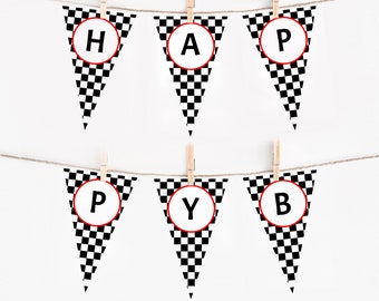 Op de afbeelding: Een zwart-wit geblokt spandoek met rode cirkels en de letters "HAPPY" in wit. Het spandoek is vastgemaakt met touw en wasknijpers.
