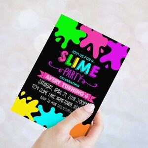 Pu&ograve; includere: Un invito nero e neon per una festa di slime. L'invito dice "Join us for a Slime Party Celebrating Avery Turning 6" con la data e l'ora della festa, l'indirizzo e le informazioni RSVP.