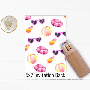 Puede incluir: Un reverso de invitaci&oacute;n blanco de 5x7 pulgadas con un patr&oacute;n repetido de pelotas de playa rosas y amarillas, paletas de hielo rosas y blancas, gafas de sol rosas y flotadores rosas y blancos.