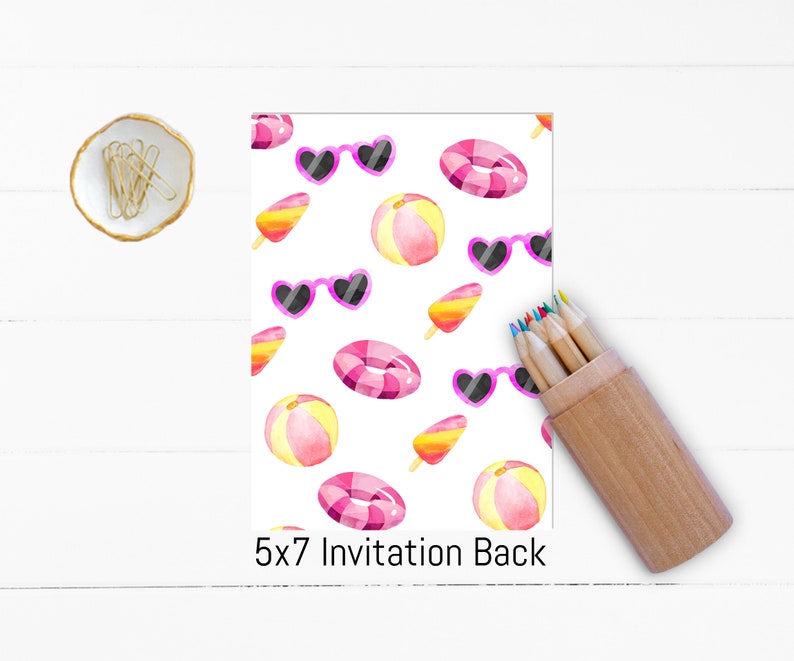 Puede incluir: Un reverso de invitaci&oacute;n blanco de 5x7 pulgadas con un patr&oacute;n repetido de pelotas de playa rosas y amarillas, paletas de hielo rosas y blancas, gafas de sol rosas y flotadores rosas y blancos.