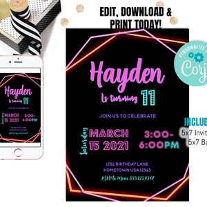 Puede incluir: Una invitaci&oacute;n de cumplea&ntilde;os negra con un dise&ntilde;o geom&eacute;trico rosa ne&oacute;n y naranja. La invitaci&oacute;n dice "Hayden cumple 11 a&ntilde;os" e incluye los detalles del evento. Un smartphone muestra la invitaci&oacute;n. El texto "Edit, Download & Print Today!" est&aacute; en la parte superior.